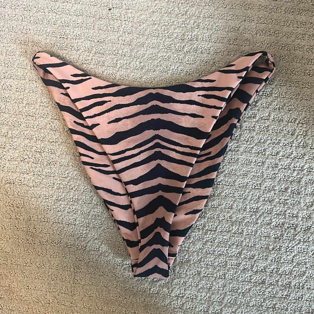 SKATIE Tiger Stripe Kelly Bottoms L